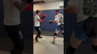 Bill Algeo gets some light SPARRING in before he fights TJ Brown at #UFCKansasCity 🔥