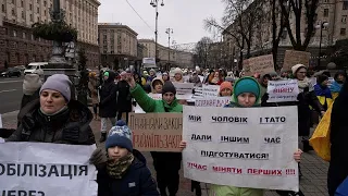 Украинские женщины призывают сократить срок службы в армии