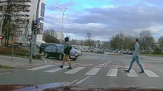 Dżentelmen zaczepia auto a potem na nie pluje