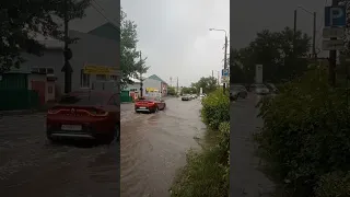 водоплавающие машины в городе Коркино 😁🌧️. Река вместо дороги 😁 #юмор #Коркино