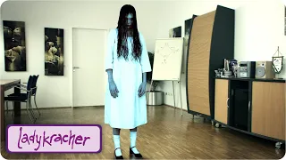 "The Ring" aber German Büro Edition | Ladykracher