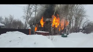 горит барак в г. Волжск. прошло 10 мин.