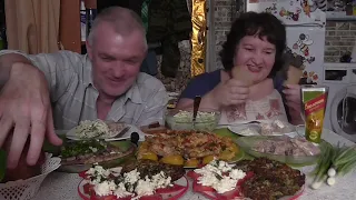 MUKBANG RUSSIA| СЕЛЬДЬ, КАРТОФЕЛЬ,ИНДЕЙКА,ХОЛОДЕЦ,БЛИНЧИКИ ИЗ КАБАЧКА, ПОМИДОРЫ С СЫРОМ, ЗЕЛЕНЫЙ ЛУК