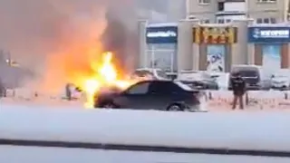 В центре Сургута загорелась Лада