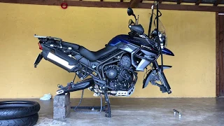 Como retirar a roda traseira e dianteira da Triumph Tiger 800