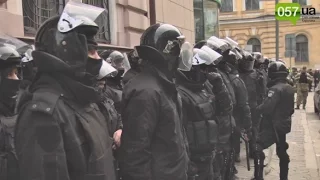 "Никто не будет нападать и разгонять": харьковские силовики под зданием "Сбербанка"