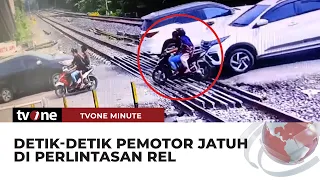 Diduga Tersenggol Mobil, Pemotor Jatuh di Perlintasan Rel Kereta Api | tvOne Minute