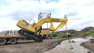 Excavator Unloading from Trailer.   Komatsu PC210-10 New Machine. Excavator Unloading Without Ram.