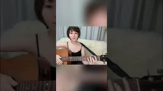 セクシー女優がギターで…