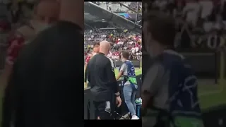 Видео Криштиану Роналду вырубил стюарда перед матчем Лиги чемпионов