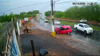 Carro perde controle durante chuva e bate contra poste