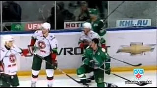 Захарчук разбивает стекло / Zakharchuk brokes the glass by a skate