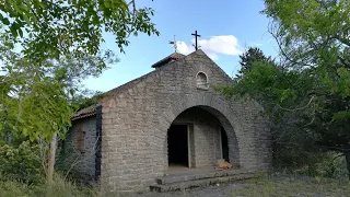 Pueblo ABANDONADO con CINES, IGLESIA y MÉDICO en buen estado // AnitaNext