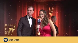 Lars Eidinger abgelenkt auf dem roten Teppich | Bambi 2018 | ARD