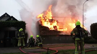 Grote brand in woning met rieten kap in Tiel