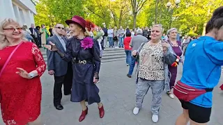 28.04.24г..."Ну да, ну да, Най"... звучит на танцполе в Гомельском парке....