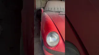 Porsche 911 been sat for a long time… a real barn find 80’s classic that’s holding up quite well