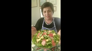 Salat  mit Balsamico-Dressing. Салат з соусом з бальзаміко.