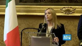 Meloni “cita” Schlein: «Essere donna è un grande vantaggio, perché spesso non ti vedono arrivare»