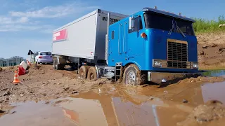 INFINITI QX56 Pulls A Stuck Truck Out Of The Mud! 405 forces and 4x4. OFFroad rc