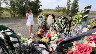 Марго Квин на могиле Сергея Кузнецова. г. Оренбург. 11.07.2023
