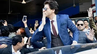 Shah Rukh Khan Selfi With Fans in Melbourne (La Trobe University) SRK In Melbourne