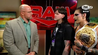 Dominik Mysterio & Rhea Ripley hablan con Adam Pearce en Backstage - WWE Raw 26/06/2023 (Español)