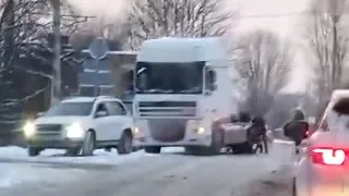 Volvo apvidnieks no dzelzceļa pārbrauktuves Rīgā novelk kravas auto