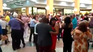 Baile Nostalgia no Osasco Plaza Shopping com Renato Galhardo