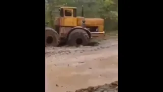 Кировец К-700 по бездорожью в грязи.