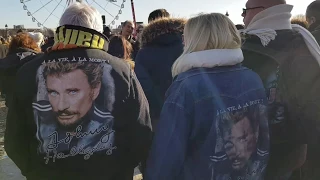 L'hommage  des bikers en Harley Davidson sur les Champs-Elysées à  Johnny Hallyday