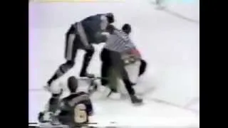 Hockeyfighters.cz  Larry Playfair vs Steve Christoff.wmv