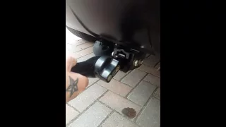 How to install and remove a detachable towbar neck