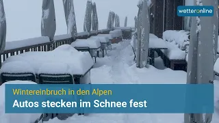 Wintereinbruch in den Alpen: Autos stecken im Schnee fest