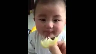 Реакция малыша на вкус лимона