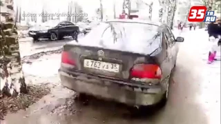 Автохам едет прямо по тротуару