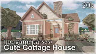 Bloxburg - Cute Cottage House Speedbuild (exterior)