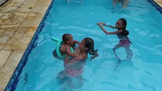 PULANDO NA PISCINA