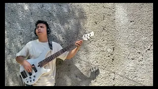 STAYIN’ALIVE-+Bee Gee(BASS COVER+GROOVE)—+*Slap/- Tutorial bajo  BAJO YAHA TRBX505 BLANCO