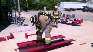 Американские пожарные на тренировке. Эстафета