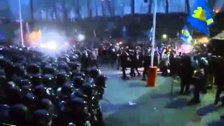 Побоище в Киеве на Евромайдане видео video