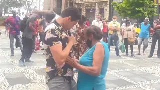 O CANTOR DE RUA ANDRÉ LUIZ COMEÇAR CANTAR 🎤 VEJA O QUE ESSA SENHORA FAZ NA DANÇA 💃 CONFIRA