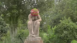 Каменные статуи в Брюсселе нарядили в шапочки из цветов (новости)