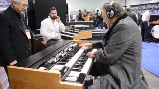 Brian Auger plays the new Viscount Legend at Namm 2017