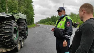 Гаишники остановили вездеход чтобы сообщить что это снегоболотоход😁