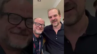 David Harbour und seine deutsche Synchronstimme Peter Flechtner