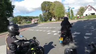 Motorrijles verkeersdeelname: Verstoppertje spelen en slapen op de motor, geen goede combi!