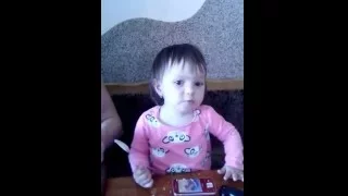 Дитина їсть масло ложкою