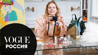 Что в сумке у художницы и модели Jolie Alien? | Vogue Россия