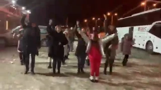Флэшмоб родителей на улице  - уже по пути домой) viva la dance Кемерово